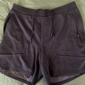 Men’s Lululemon 5in athletic shorts with liner